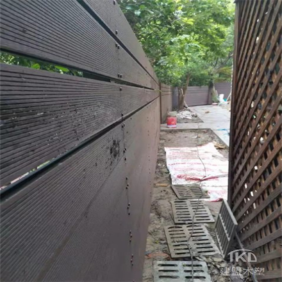 北京市木塑厂家浅析塑木地板和防腐木地板的区别有哪些？
